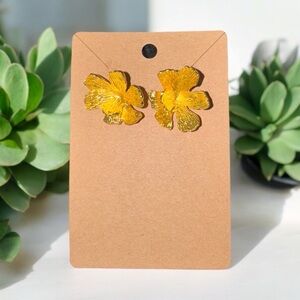 🌼✨ Gold Floral Statement Stud Earrings ✨🌼